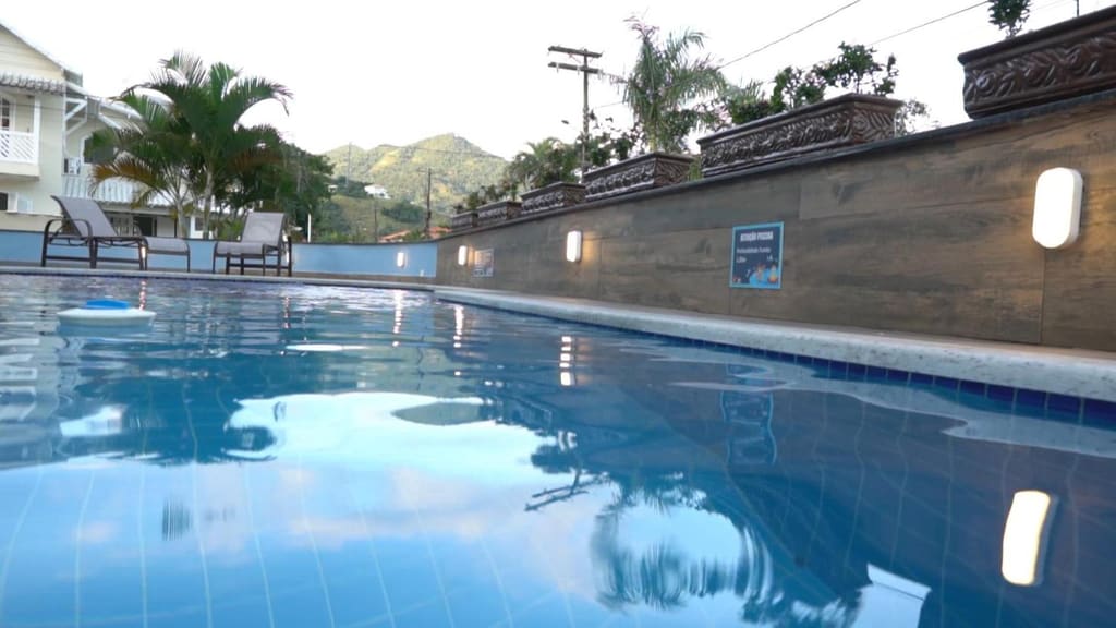 Piscina do Flats Catamarã com a serra verde ao fundo