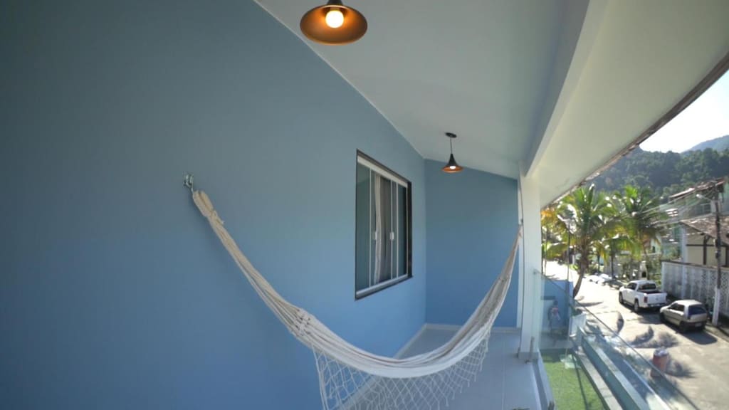 Rede armada na varanda azul de um flat do Flats Catamarã